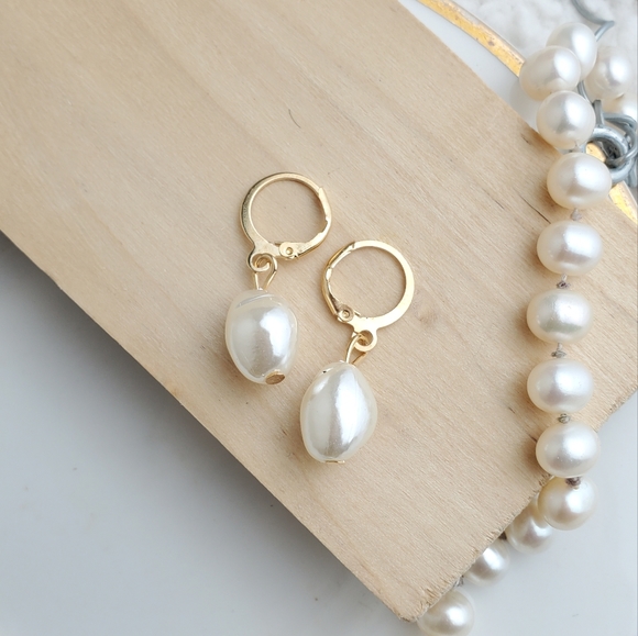 💫5/$25 Danty Pearl Huggie earrings - Picture 2 of 5